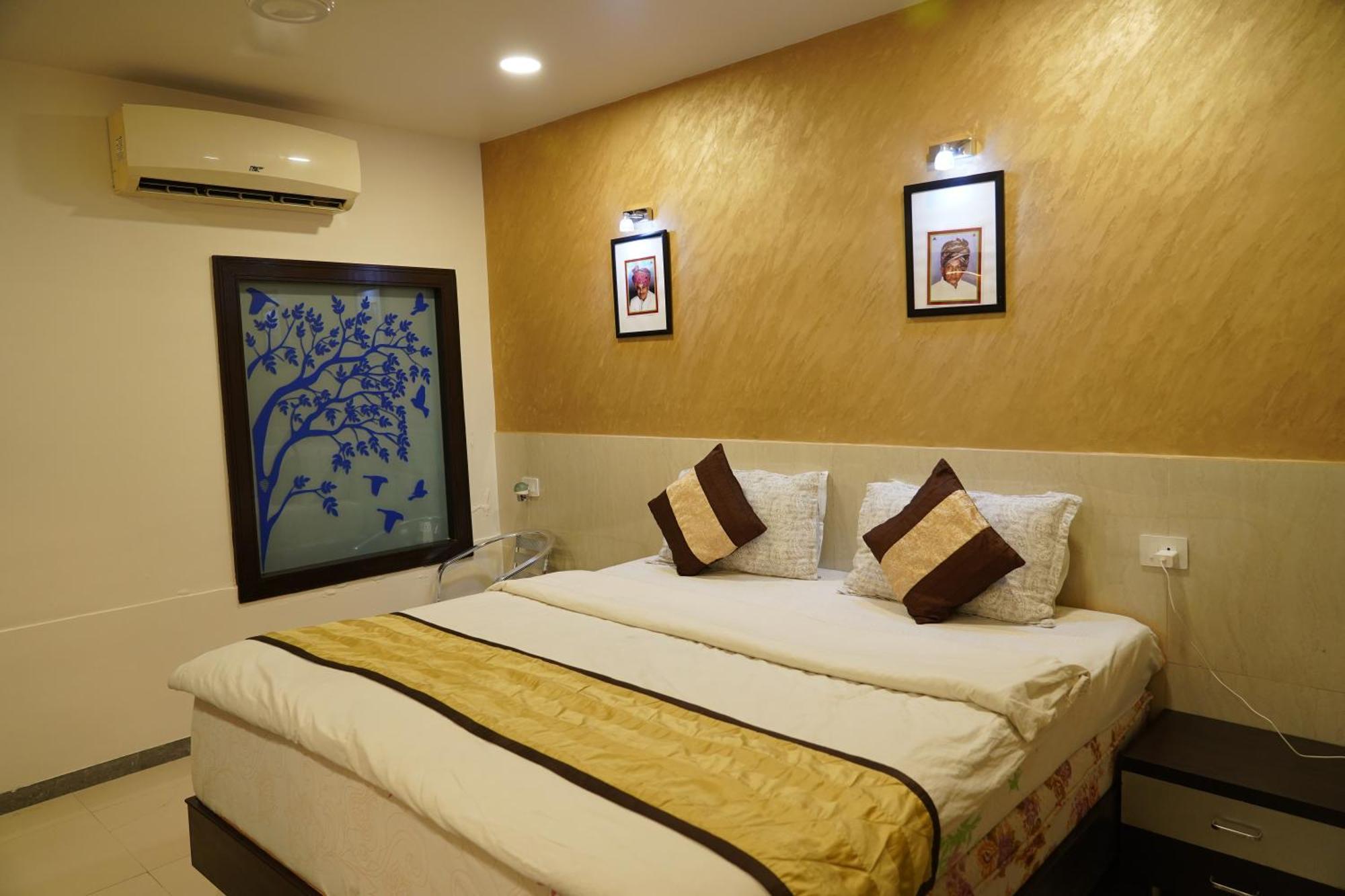 Marshall The Grand Hotel Ahmedabad Exterior photo
