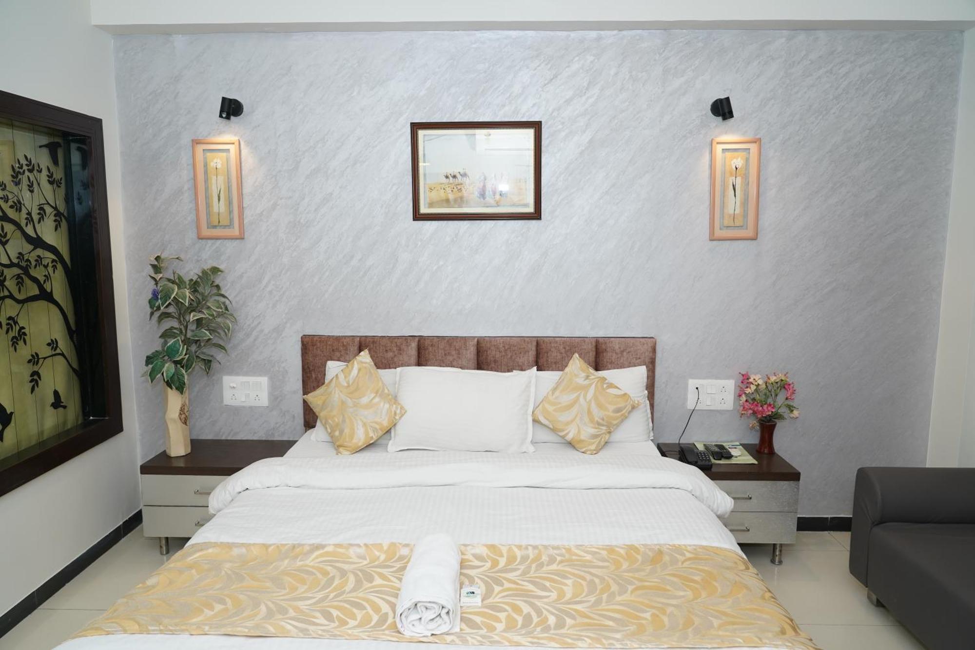 Marshall The Grand Hotel Ahmedabad Exterior photo