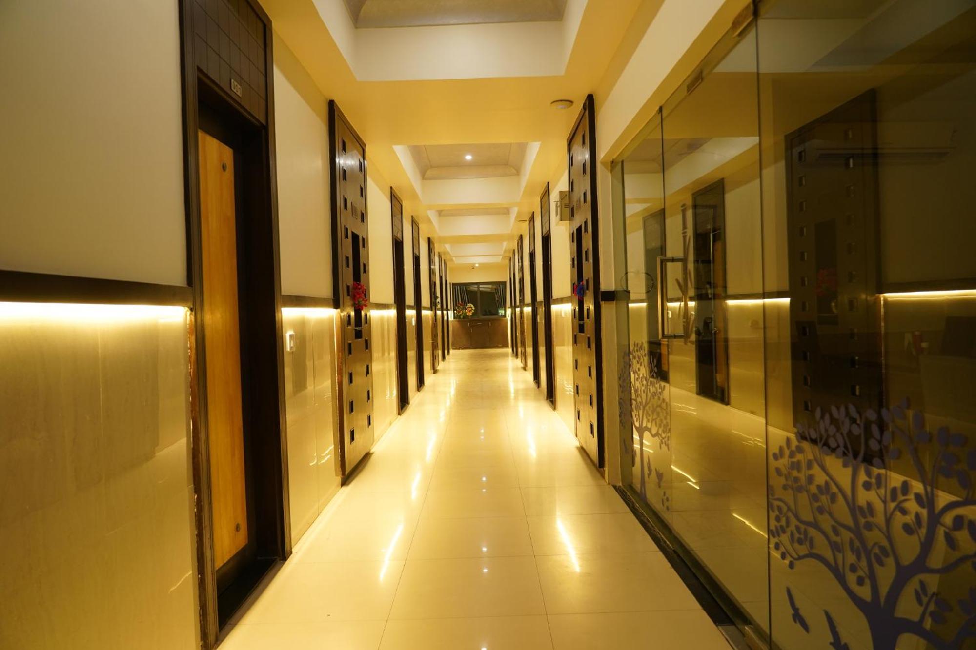 Marshall The Grand Hotel Ahmedabad Exterior photo
