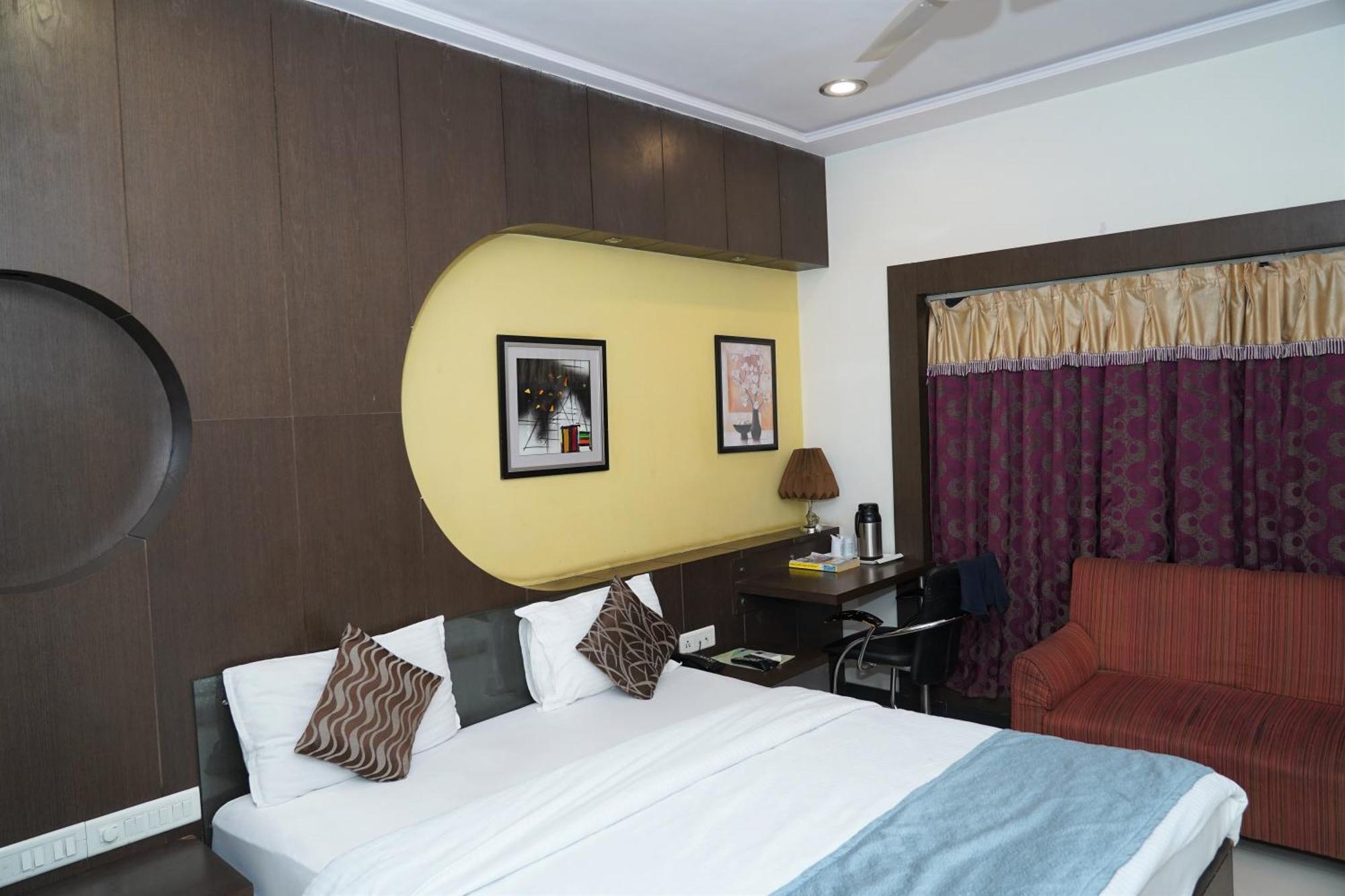 Marshall The Grand Hotel Ahmedabad Exterior photo